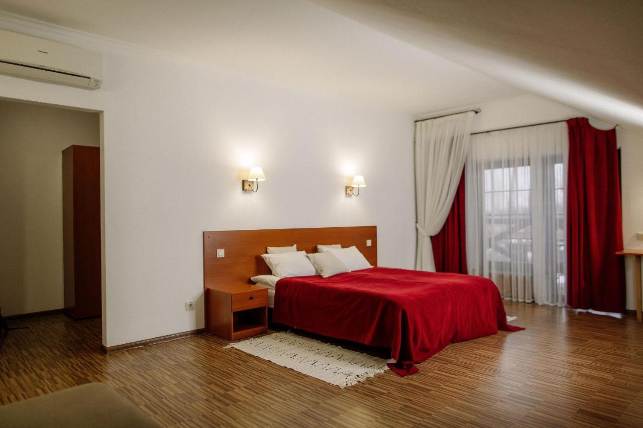 Veselyj Zajets Hotel Pirnove Bagian luar foto